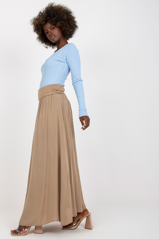 Tamsiai smėlio spalvos erdvus...