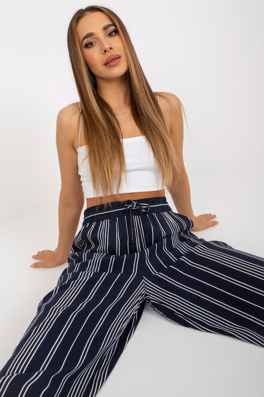 Tamsiai mėlynos šviesios kelnės iš...