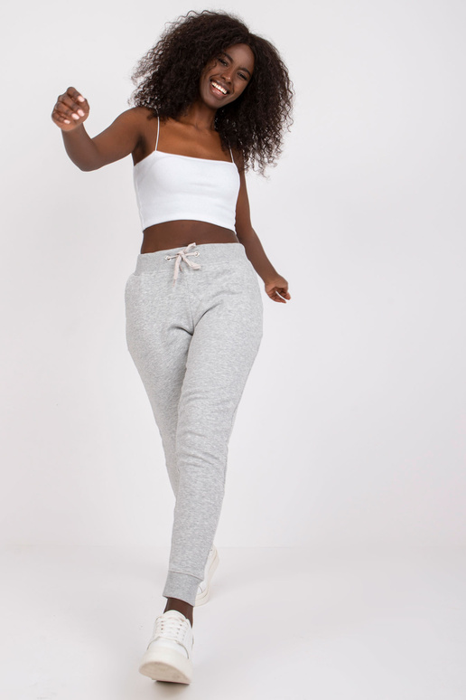 Pilkos lygios sportinės kelnės...