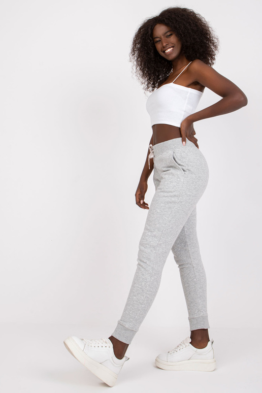 Pilkos lygios sportinės kelnės...