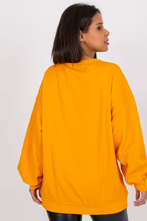 Šviesiai oranžinis laisvas megztinis... Šviesiai oranžinis laisvas megztinis...