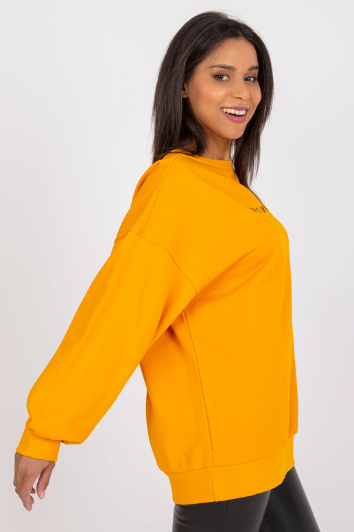 Šviesiai oranžinis laisvas megztinis... Šviesiai oranžinis laisvas megztinis...