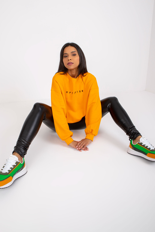 Šviesiai oranžinis laisvas megztinis... Šviesiai oranžinis laisvas megztinis...