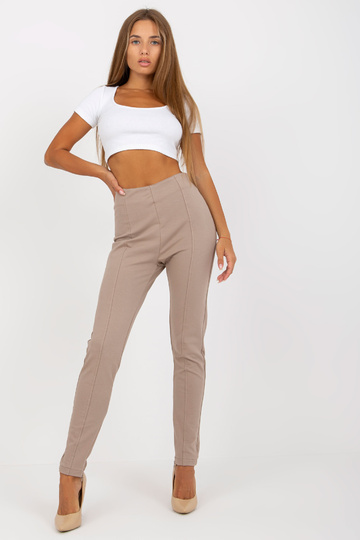 Tamsiai smėlio spalvos...