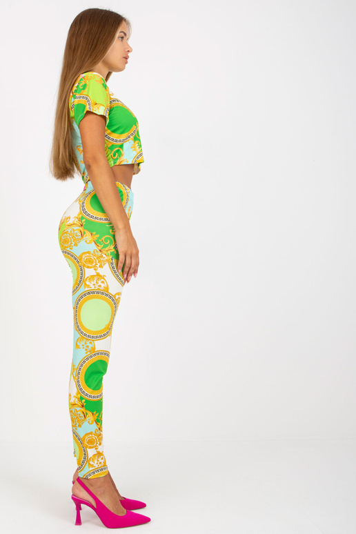 Šviesiai žalias, pritaikytas dviejų...