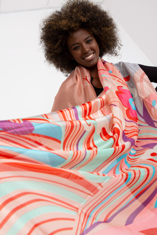 Persikinis šviesus stropas su raštais