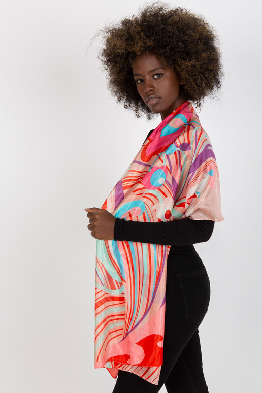 Persikinis šviesus stropas su raštais