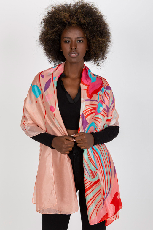 Persikinis šviesus stropas su raštais