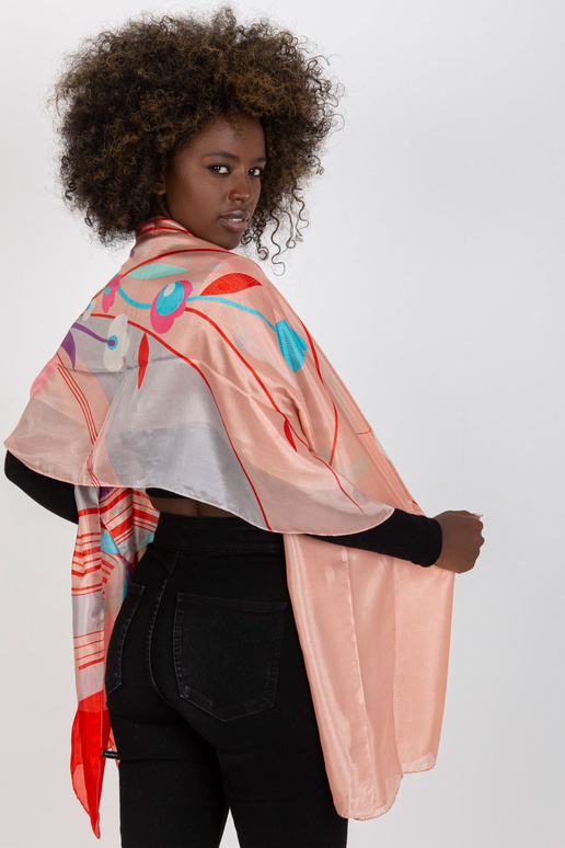 Persikinis šviesus stropas su raštais