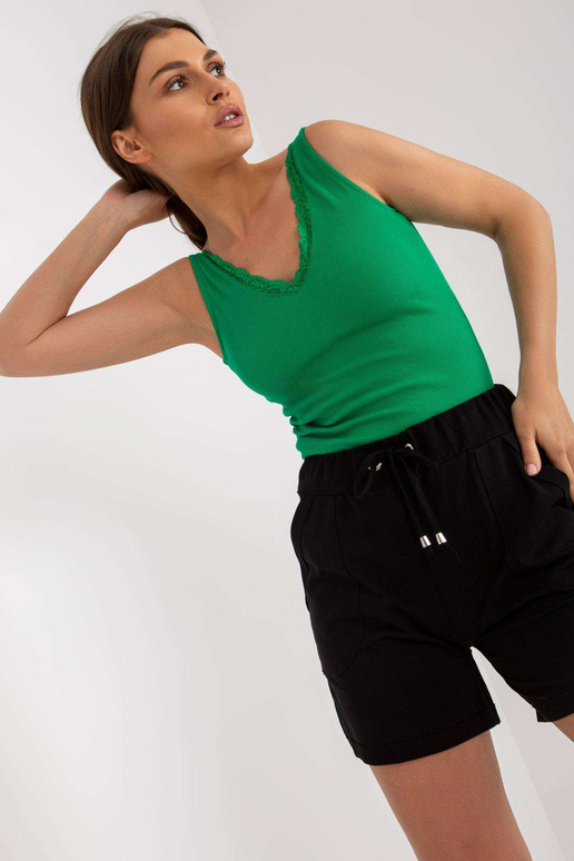 Žalia prigludusi viršutinė juostelė...