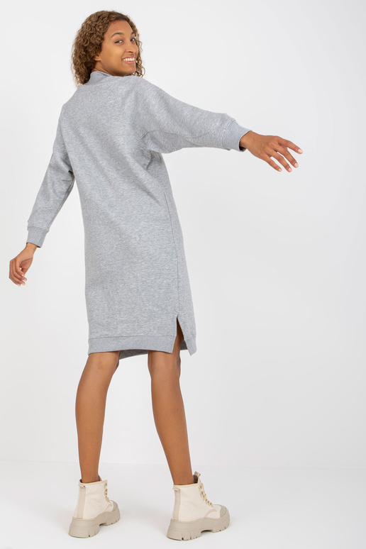 Šviesiai pilka tiesi megztinė suknelė...