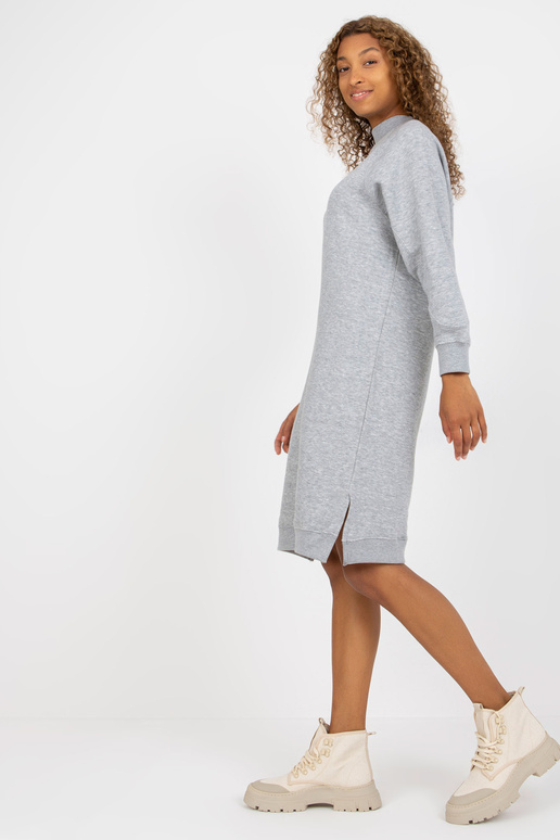 Šviesiai pilka tiesi megztinė suknelė...