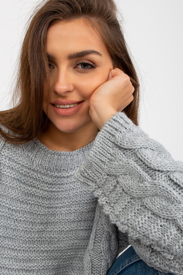 Pilkas megztinis su pynėmis...