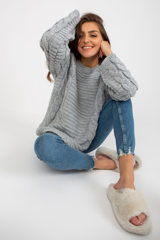 Pilkas megztinis su pynėmis ir...