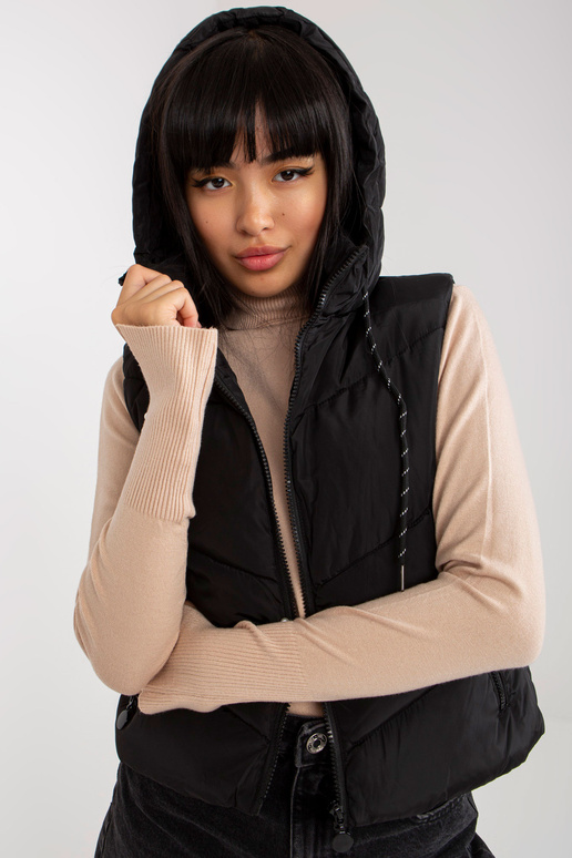 Juoda trumpa liemenė su gobtuvu