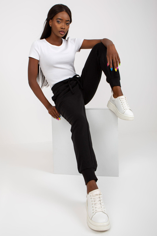 Juodos bazinės sportinės kelnės su...