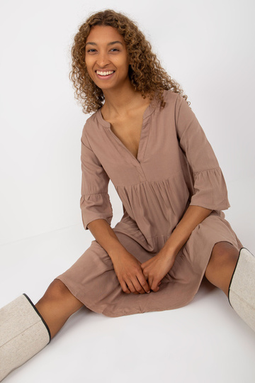 Tamsiai smėlio spalvos...