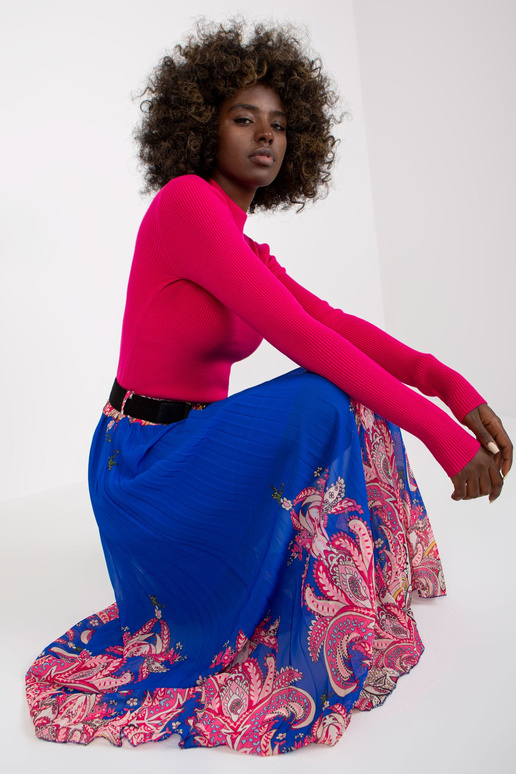 Tamsiai mėlynos spalvos raštu...