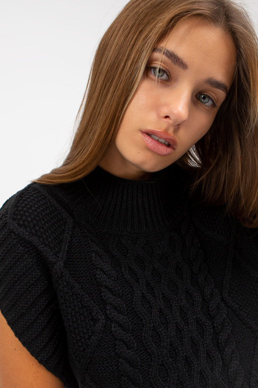 Juoda SUBLEVEL kabeliu megzta liemenė