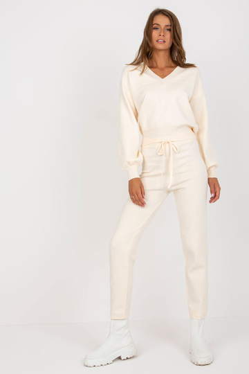 Šviesiai smėlio spalvos...