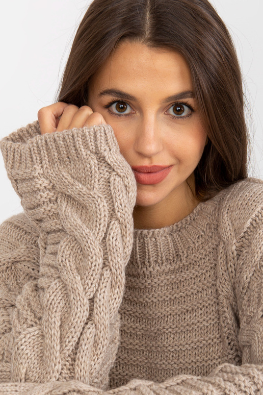 Smėlio spalvos megztinis su pynėmis...