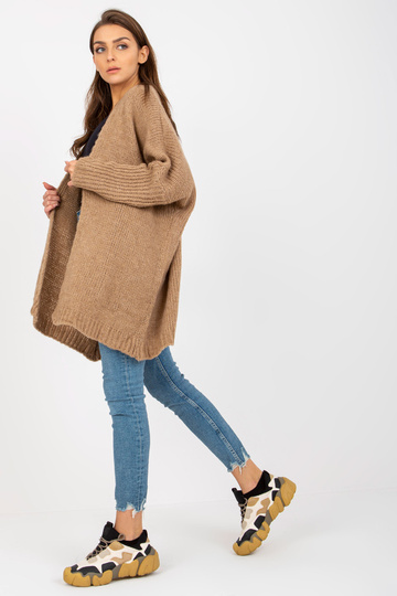 Tamsiai smėlio spalvos...