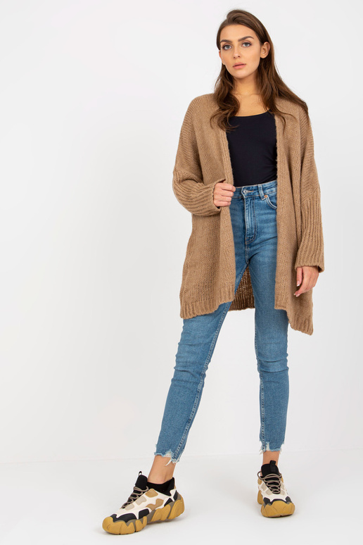 Tamsiai smėlio spalvos megztas...