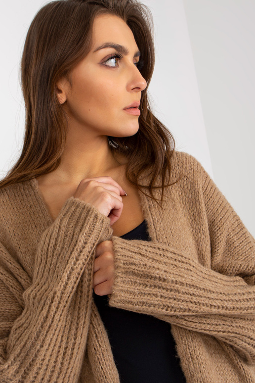 Tamsiai smėlio spalvos megztas...