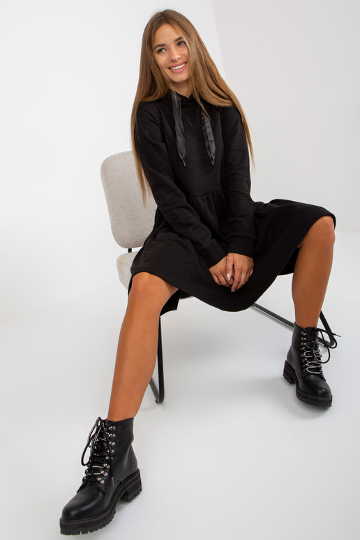 Juoda platėjanti megztinė suknelė su... Juoda platėjanti megztinė suknelė su...