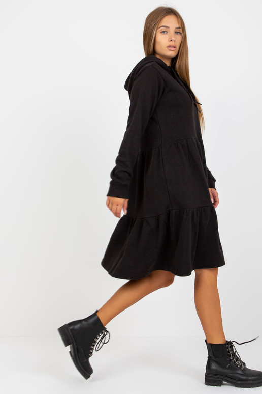 Juoda platėjanti megztinė suknelė su... Juoda platėjanti megztinė suknelė su...