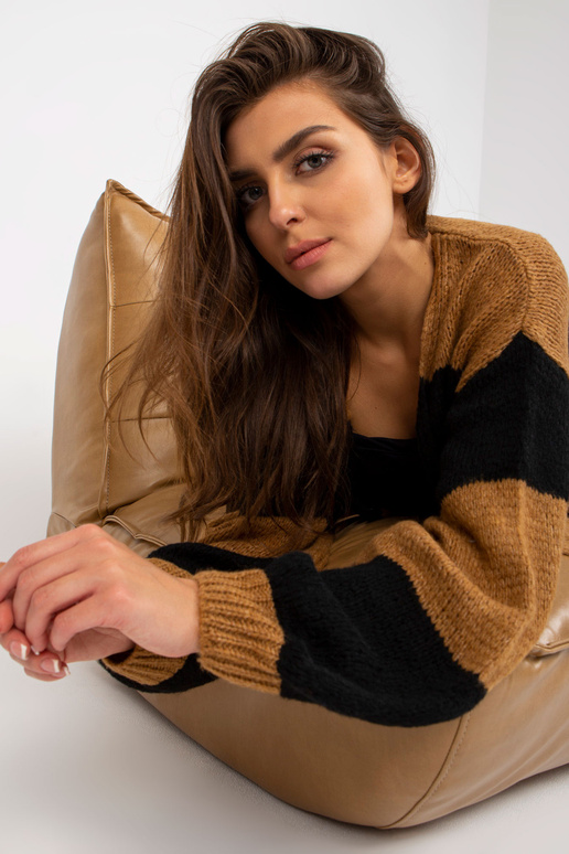 Juodas kupranugaris plačiomis... Juodas kupranugaris plačiomis...