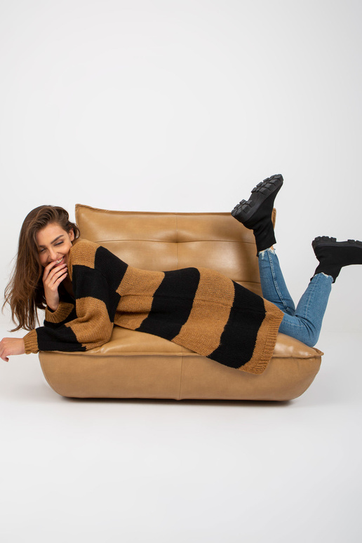 Juodas kupranugaris plačiomis... Juodas kupranugaris plačiomis...