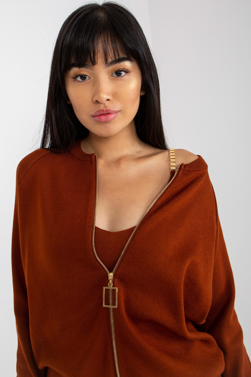 Tamsiai rudos spalvos megztas...