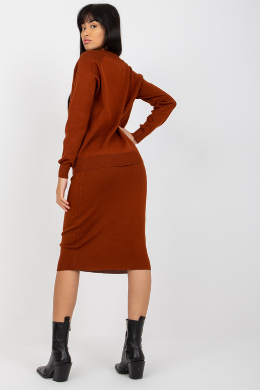 Tamsiai rudos spalvos megztas...