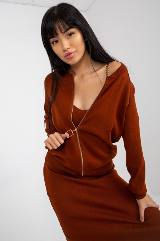 Tamsiai rudos spalvos megztas...