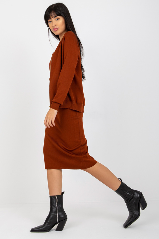 Tamsiai rudos spalvos megztas...