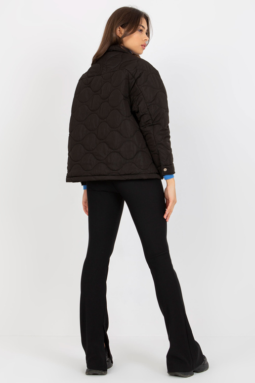 Juoda pereinamoji dygsniuota striukė