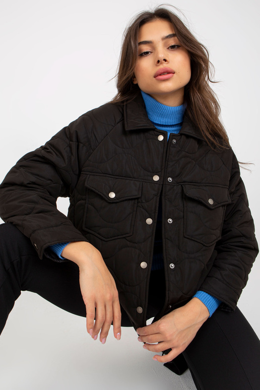 Juoda pereinamoji dygsniuota striukė