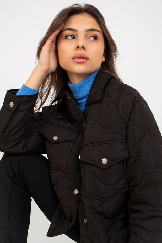 Juoda pereinamoji dygsniuota striukė