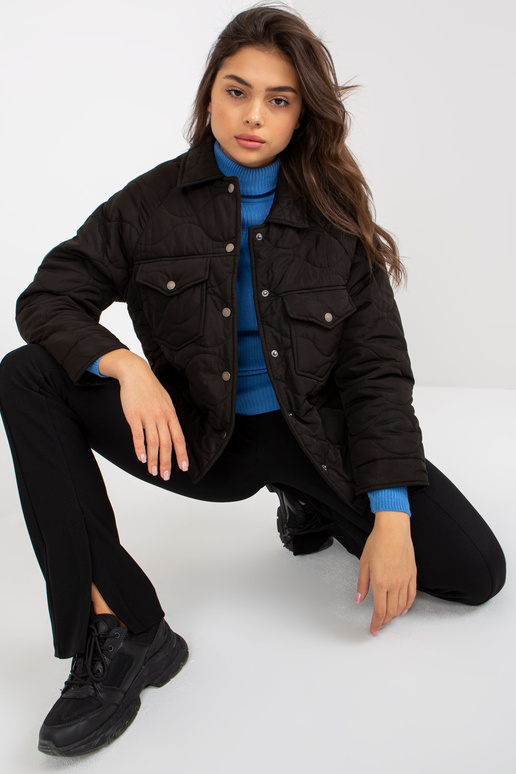 Juoda pereinamoji dygsniuota striukė