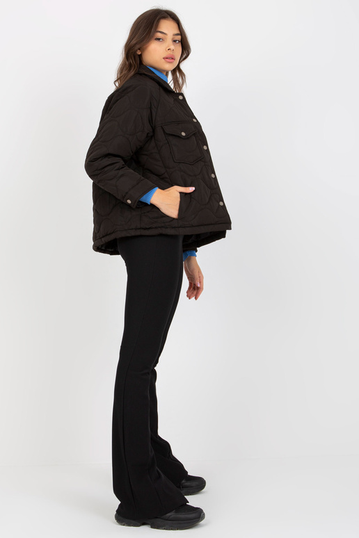 Juoda pereinamoji dygsniuota striukė