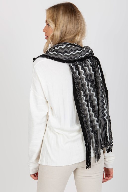 Juoda moteriška raštuota skara su kutais