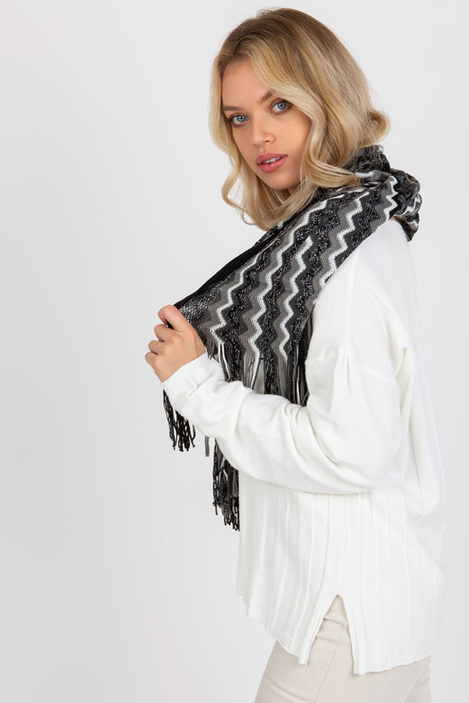 Juoda moteriška raštuota skara su kutais