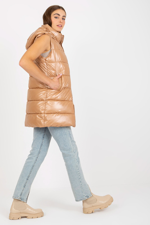 Kupranugarių lakuota pūkinė liemenė... Kupranugarių lakuota pūkinė liemenė...