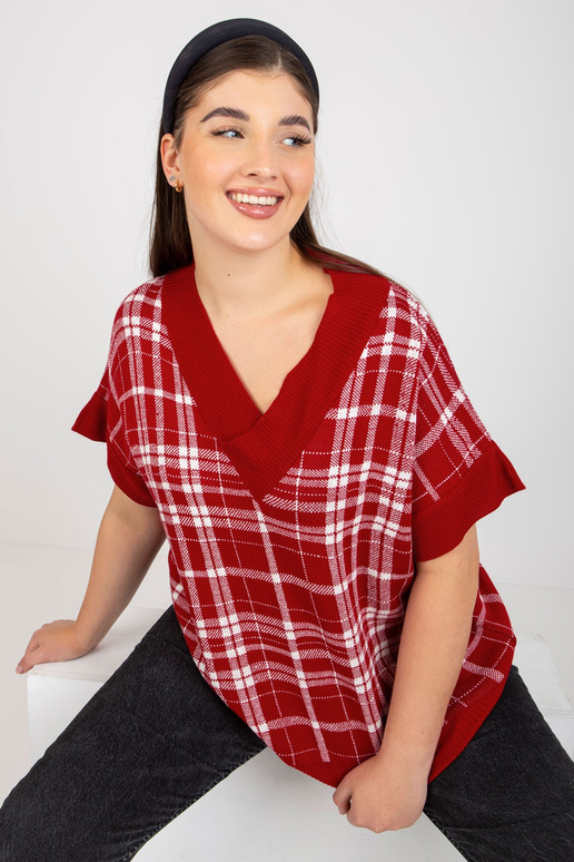 Raudona V formos kaklo plius dydžio...