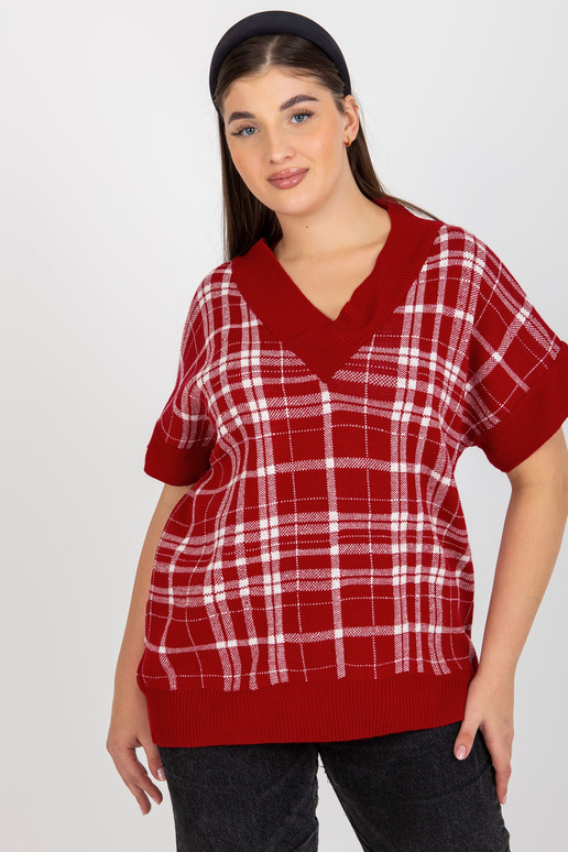 Raudona V formos kaklo plius dydžio...