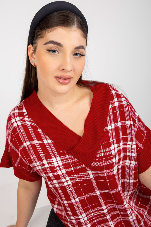 Raudona V formos kaklo plius dydžio...