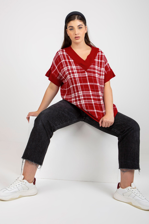 Raudona V formos kaklo plius dydžio...