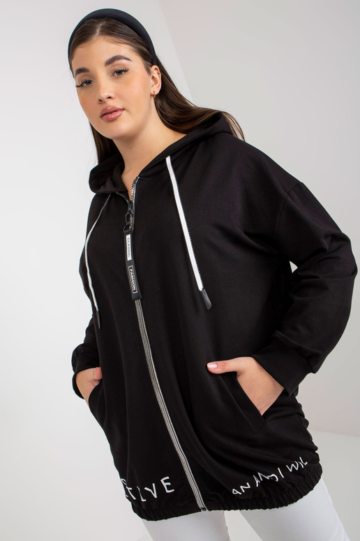 Juodas plius dydžio megztinis su gobtuvu