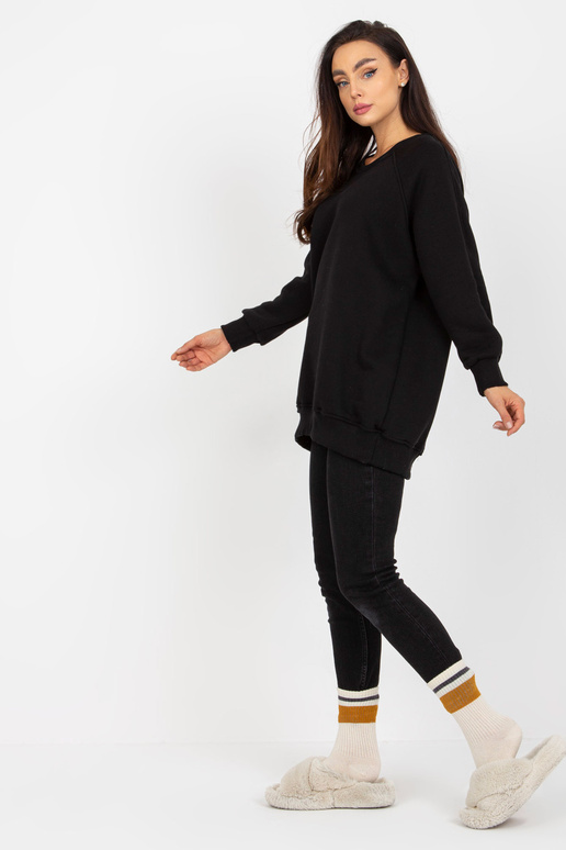 Juodas negabaritinis megztinis be...